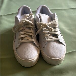 Classic White Low-Top Sneakers with Smooth Finish